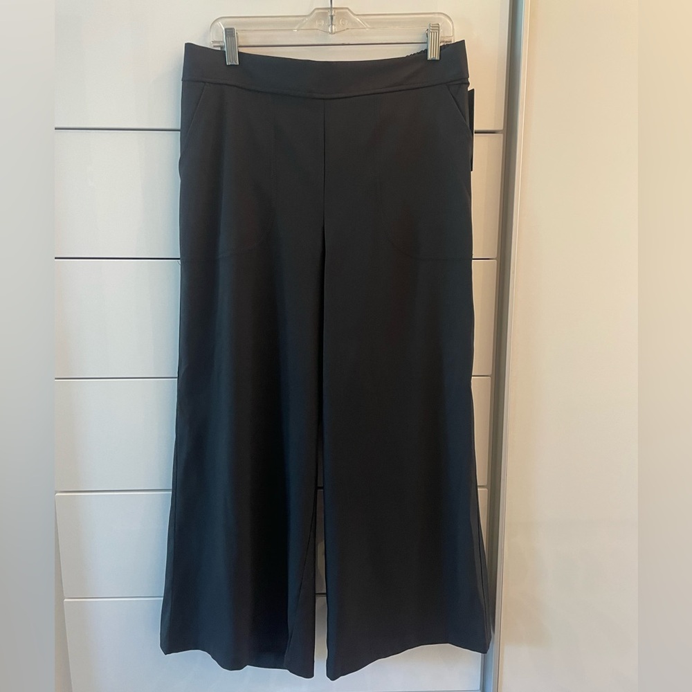 Black soft twill Wide-Leg Pants. Elastic waistband in the back.